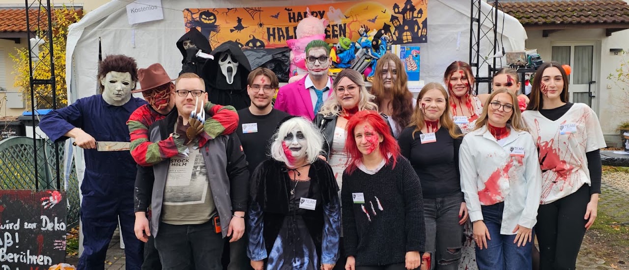 Das ehrenamtliche Team des Pfads des Grauens in Halloween-Kostümen